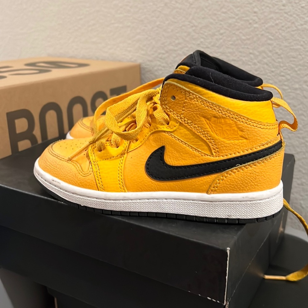 Nike yellow dunks